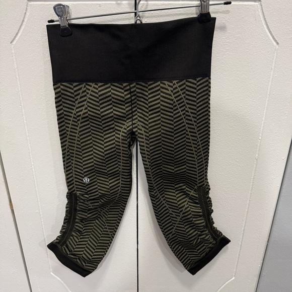 Lululemon Green and Black In The Flow Crop II - Picture 7 of 15